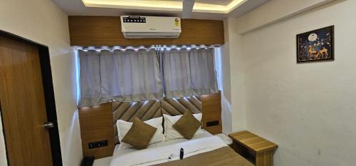 Vastrapur Hotel | Hotel Lee Grand