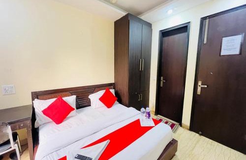Chittaranjan Hotel | Hotel Lotus BNB - Near Nehru Enclave Metro Station
