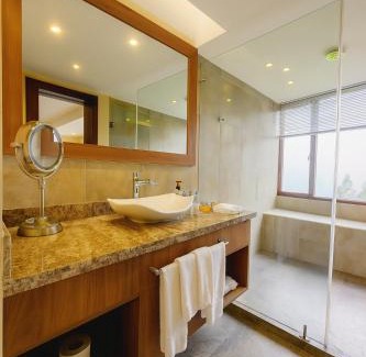 San Pablo del Lago Hotel | Hotel Medina Del Lago