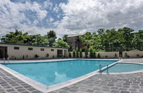 Sauraha House | Hotel Monalisa Chitwan with including Bed and Breakfast