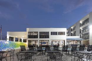 Florida Center Hotel | Hotel Monreale Express International Drive Orlando