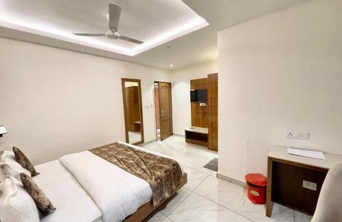 The Mall Road Hotel | HOTEL MOUNTAIN G ! MUSSOORIE होटल माउंटेन ஹோட்டல் மலை હોટેલ માઉન્ટેન ਹੋਟਲ ਮਾਊਂਟੇਨ near mall road hotel-with-mountain-view Spacious-Room-with-wi-fi-and-Parking-availability, best hotel in Mussoorie - 2