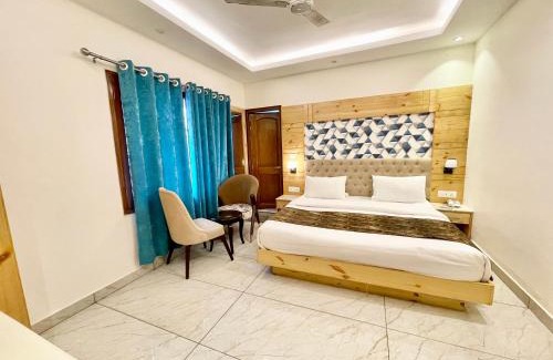 The Mall Road Hotel | HOTEL MOUNTAIN G ! MUSSOORIE होटल माउंटेन ஹோட்டல் மலை હોટેલ માઉન્ટેન ਹੋਟਲ ਮਾਊਂਟੇਨ near mall road hotel-with-mountain-view Spacious-Room-with-wi-fi-and-Parking-availability, best hotel in Mussoorie - 2