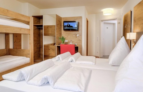 Rust Hotel | Hotel Mythos