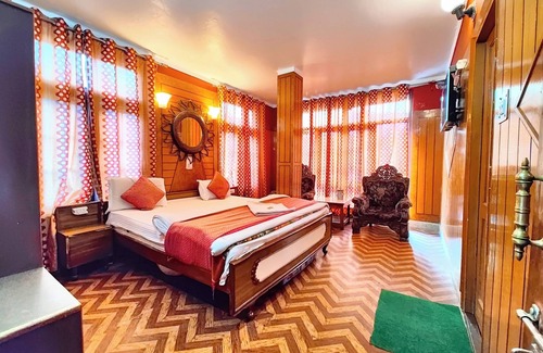 Mallital Hotel | Hotel Near Boat House Mall Road Nainital