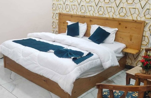 Barkot Hotel | Hotel Necklace Moon Restaurants