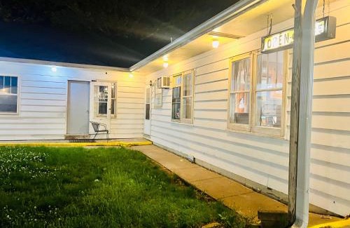Havana Cabin | Hotel O Sycamore - Havana IL
