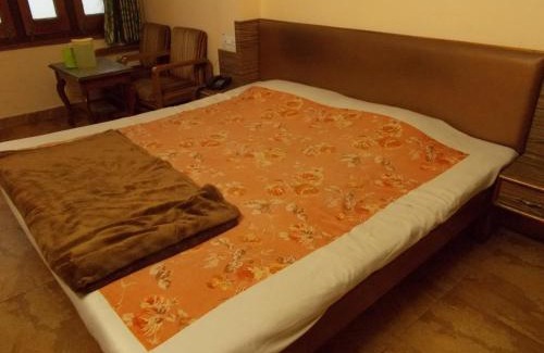 The Mall Road Hotel | Hotel Paramount