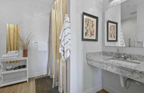 Pass Christian Apartment | Hotel Pass Christian King Suite 301