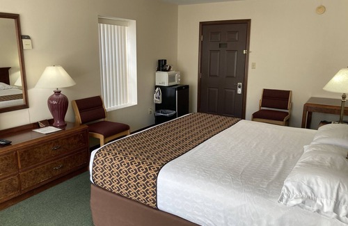 Cooperstown Hotel | *Hotel Pratt in the heart of Cooperstown New York* KING BED