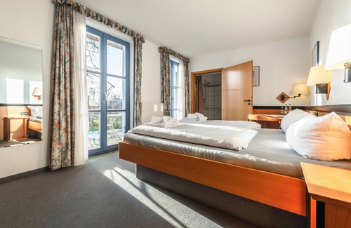Schaprode Hotel | Hotel Rügenschmiede vis a vis Hiddensee