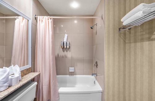 Saint-Sauveur House | Hotel room le Domaine Queen bed