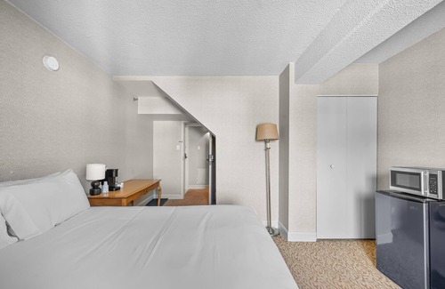 Saint-Sauveur House | Hotel room le Domaine Queen bed