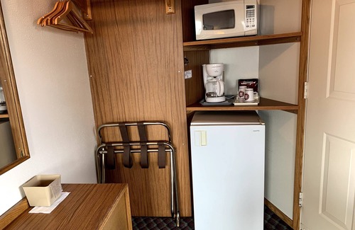 Crooked River Ranch Hotel | Hotel Room with 1 KING bed, Pets OK with Additional Fee