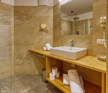 Villabassa Hotel | Hotel Rose