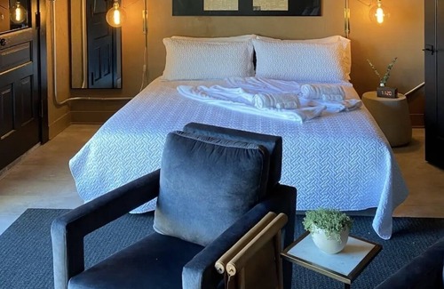 Rossville House | Hotel Rossville offering modern 2 bedroom 2 bath