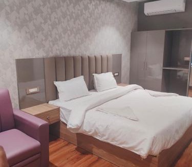 Charbagh Hotel | Hotel Sharma Regency