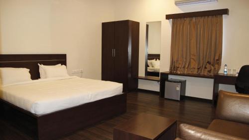 Razole Hotel | Hotel Somisetty Landmark