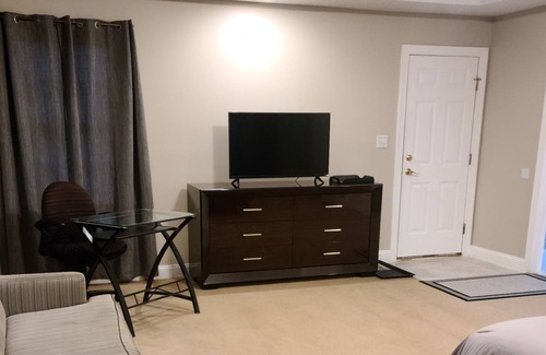 Ellicott City House | Hotel-style Accommodation - large private room