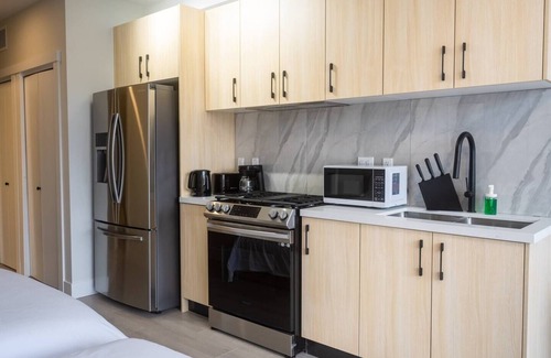 South Newton Apartment | Hotel Style Condo 2 beds + Underground Parkingnn