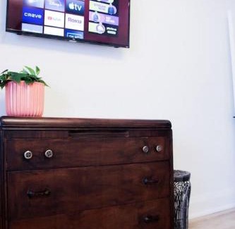 Rossmore House | Hotel-style Waterfront Family Suite & Sunset Views