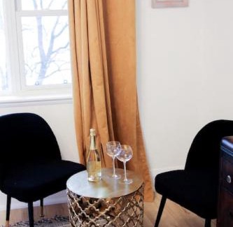 Rossmore House | Hotel-style Waterfront Family Suite & Sunset Views