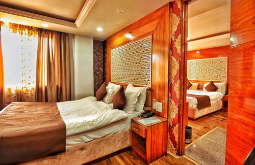 Nishat-Shalimar Hotel | Hotel The Montreal Near by Dal Lake
