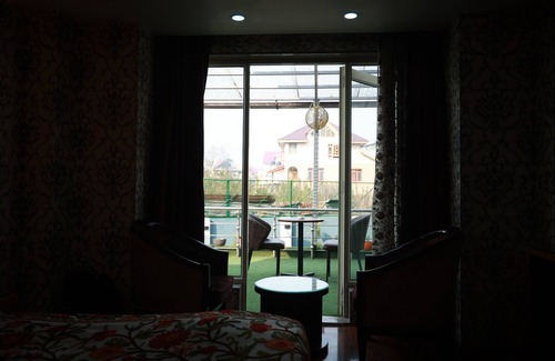 Nishat-Shalimar Hotel | Hotel The Montreal Near by Dal Lake