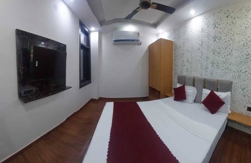 Delhi Hotel | Hotel Twamev Couple Friendly Laxmi Nagar