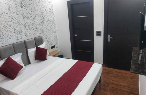 Delhi Hotel | Hotel Twamev Couple Friendly Laxmi Nagar
