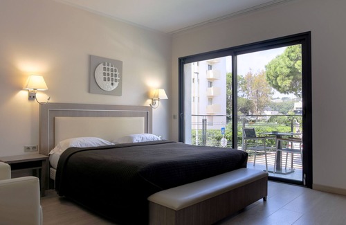 Villeneuve Loubet Beach Hotel | Hotel Villa Azur