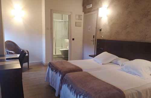 Naves Hotel | Hotel Villa Marrón