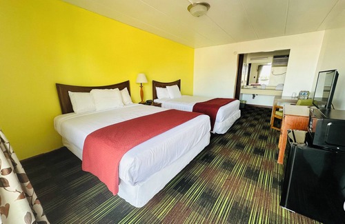 Sandusky Hotel | Hotel with large pool near Cedar Point