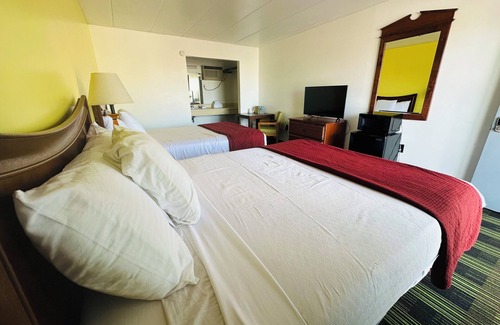 Sandusky Hotel | Hotel with large pool near Cedar Point