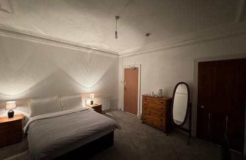 Newport House | Hotels 24-7 - The Old Knoll Guesthouse