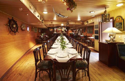 Ostseebad Wustrow Hotel | Hotelschiff Stinne