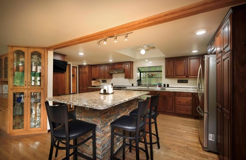 Perks Cabin | HotTub! FirePit, Private 2.5 acre Pond, 2 Kayaks! GameRoom! Slps12+