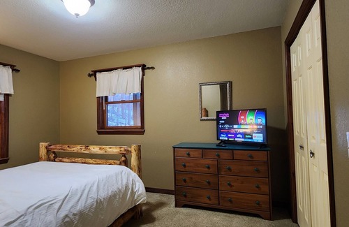 Valley Head Cabin | HotTub Fireplace W/D 15min to Snowshoe Skiing Hiking Canoeing Fishing