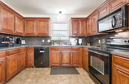 Burleson House | HotTub, GameRoom, 20Min to Dickies Arena, Firepit!