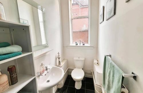 Burton on Trent House | HotTub-Garden-Parking-Sleeps10-10minToTown