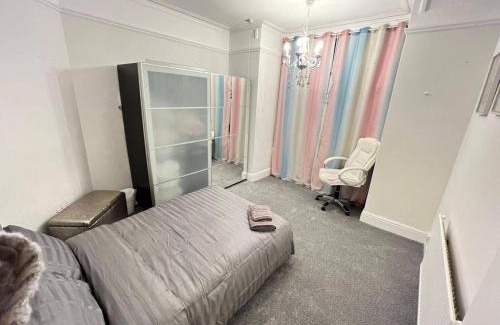 Burton on Trent House | HotTub-Garden-Parking-Sleeps10-10minToTown