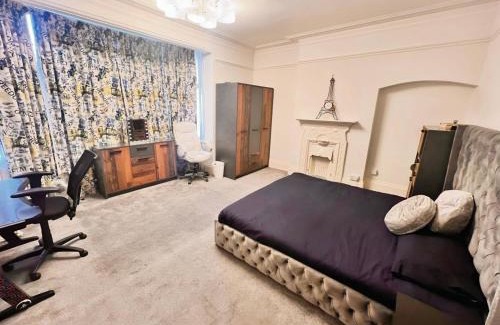 Burton on Trent House | HotTub-Garden-Parking-Sleeps10-10minToTown