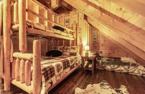 Mount Jackson Ski Chalet | HotTub, Gym, Theater, PetFriendly, 8min to slopes!