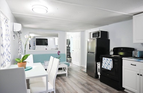 Marathon House | HotTub Hideaway! JACUZZI-BBQ