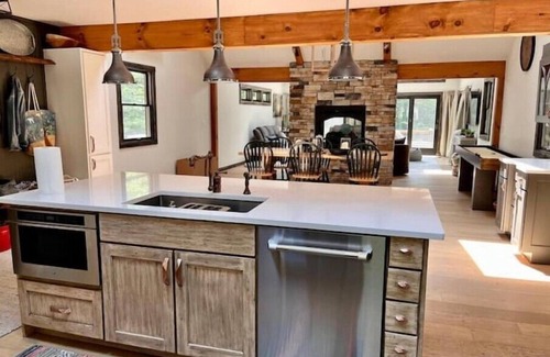 Pocono Pines House | HotTub LakeNaomi 4br dream house. Family and Pet Friendly!nn