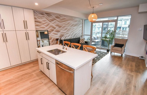 Innisfil Condo | *HotTub*Pool*FirePit*King Bed*