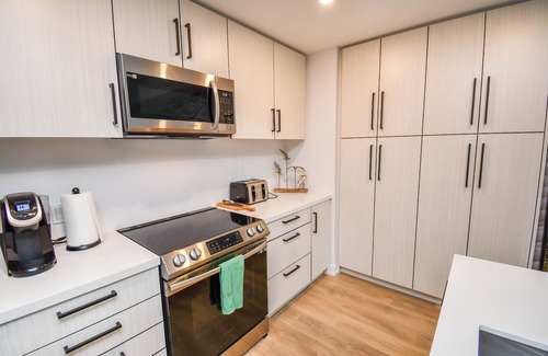 Innisfil Condo | *HotTub*Pool*FirePit*King Bed*