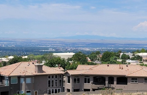 Foothills South House | HotTub,Pool Table,Basketball,Trampoline & Firepit!