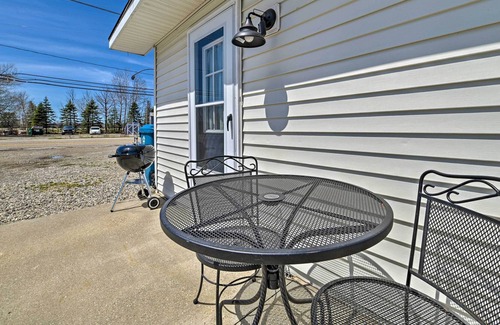 Houghton Lake Apartment | Houghton Lake Studio w/ Private Resort Beach!