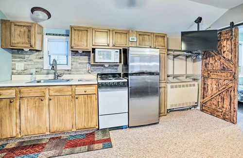 Houghton Lake Cottage | Houghton Lake Vacation Rental - Walk to Water!